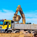 挖掘機自己爬上大卡車藤野貿易客戶案例展示